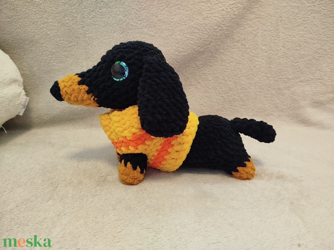 Horgolt fekete tacsi pulcsival - játék & sport - plüssállat & játékfigura - kutya - Meska.hu