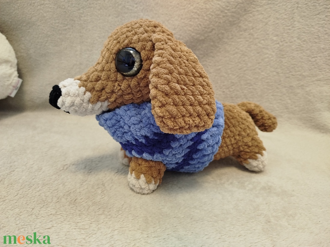 Horgolt világosbarna tacsi pulcsival - játék & sport - plüssállat & játékfigura - kutya - Meska.hu