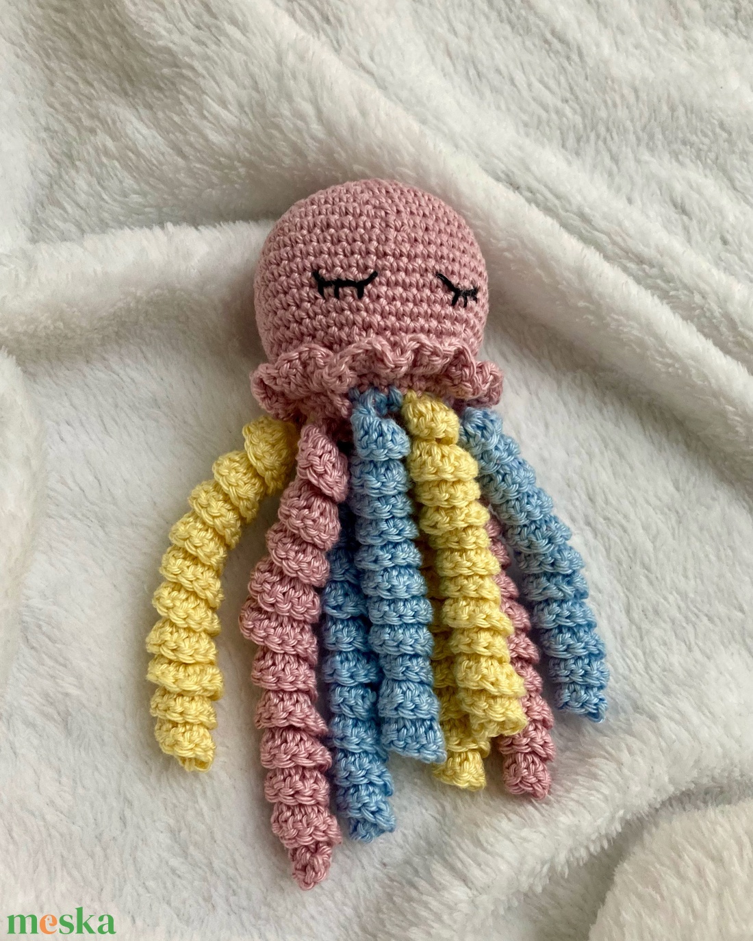 Horgolt alvó polip baba játék - játék & sport - plüssállat & játékfigura - polip - Meska.hu