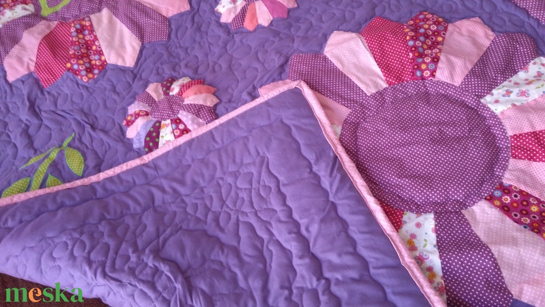 Csajos, lányos patchwork takaró, Névvel és hatalmas virágokkal, Rózsaszín és lila álom, 150x200 cm - otthon & lakás - babaszoba, gyerekszoba - babatakaró, gyerek pléd - Meska.hu