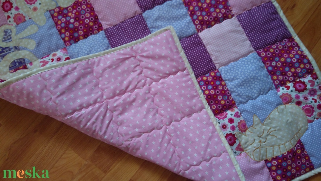 Patchwork babatakaró, kislányos színösszetételben, apró alvó macskával és névvel - otthon & életmód - babaszoba, gyerekszoba - babatakaró, gyerek pléd - Meska.hu Patchwork babatakaró, kislányos színösszetételben, apró alvó macskával és névvel - otthon & életmód - babaszoba, gyerekszoba - babatakaró, gyerek pléd - Meska.hu