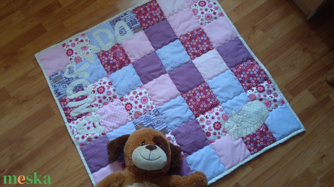 Patchwork babatakaró, kislányos színösszetételben, apró alvó macskával és névvel - otthon & életmód - babaszoba, gyerekszoba - babatakaró, gyerek pléd - Meska.hu Patchwork babatakaró, kislányos színösszetételben, apró alvó macskával és névvel - otthon & életmód - babaszoba, gyerekszoba - babatakaró, gyerek pléd - Meska.hu