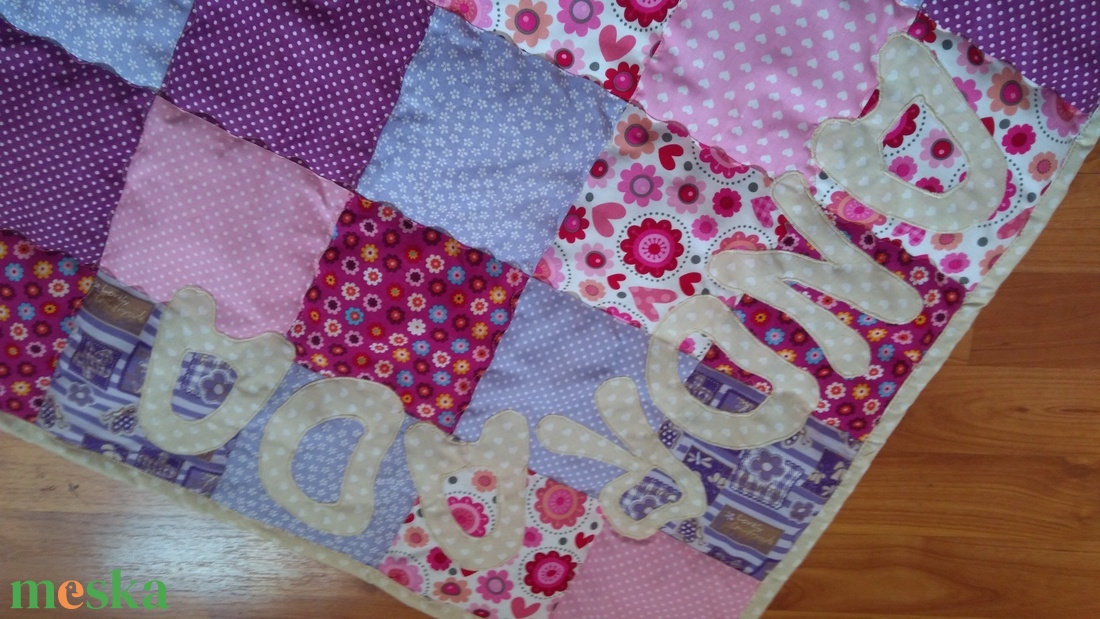 Patchwork babatakaró, kislányos színösszetételben, apró alvó macskával és névvel - otthon & életmód - babaszoba, gyerekszoba - babatakaró, gyerek pléd - Meska.hu Patchwork babatakaró, kislányos színösszetételben, apró alvó macskával és névvel - otthon & életmód - babaszoba, gyerekszoba - babatakaró, gyerek pléd - Meska.hu