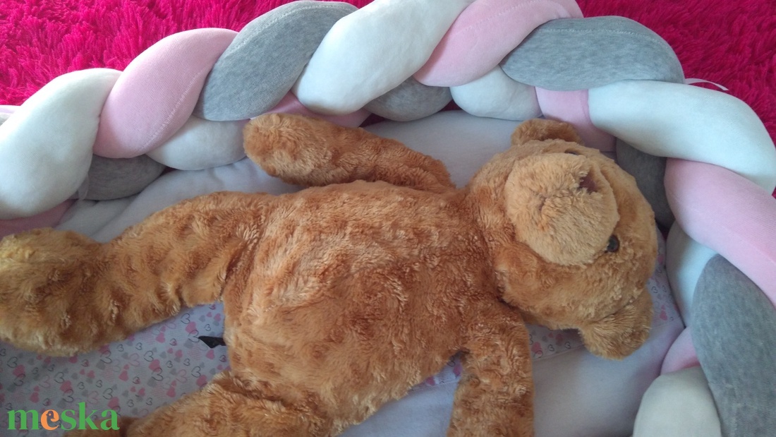 Puha bébi plüsből készült babafészek, vagy fonott rácsvédő szalagokal, kis párnával az alsó részen - otthon & életmód - lakástextil - párna & párnahuzat - Meska.hu Puha bébi plüsből készült babafészek, vagy fonott rácsvédő szalagokal, kis párnával az alsó részen - otthon & életmód - lakástextil - párna & párnahuzat - Meska.hu
