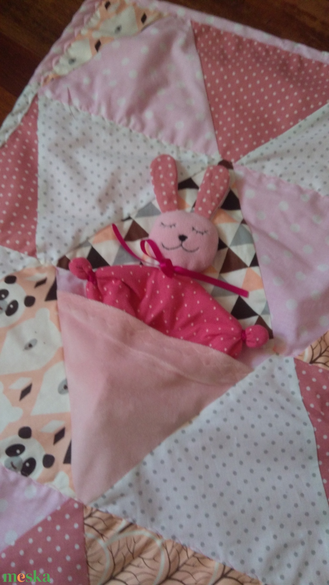 Patchwork babatakaró, kislányos szín kombinációban nyuszis alvós kis állattal - otthon & életmód - babaszoba, gyerekszoba - babatakaró, gyerek pléd - Meska.hu Patchwork babatakaró, kislányos szín kombinációban nyuszis alvós kis állattal - otthon & életmód - babaszoba, gyerekszoba - babatakaró, gyerek pléd - Meska.hu