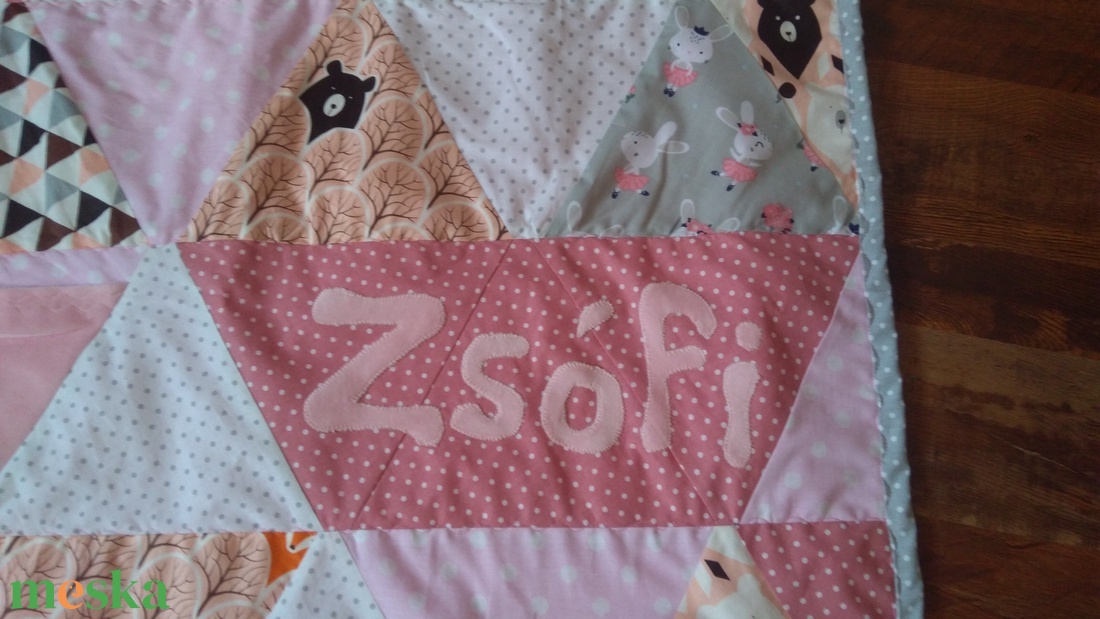 Patchwork babatakaró, kislányos szín kombinációban nyuszis alvós kis állattal - otthon & életmód - babaszoba, gyerekszoba - babatakaró, gyerek pléd - Meska.hu Patchwork babatakaró, kislányos szín kombinációban nyuszis alvós kis állattal - otthon & életmód - babaszoba, gyerekszoba - babatakaró, gyerek pléd - Meska.hu