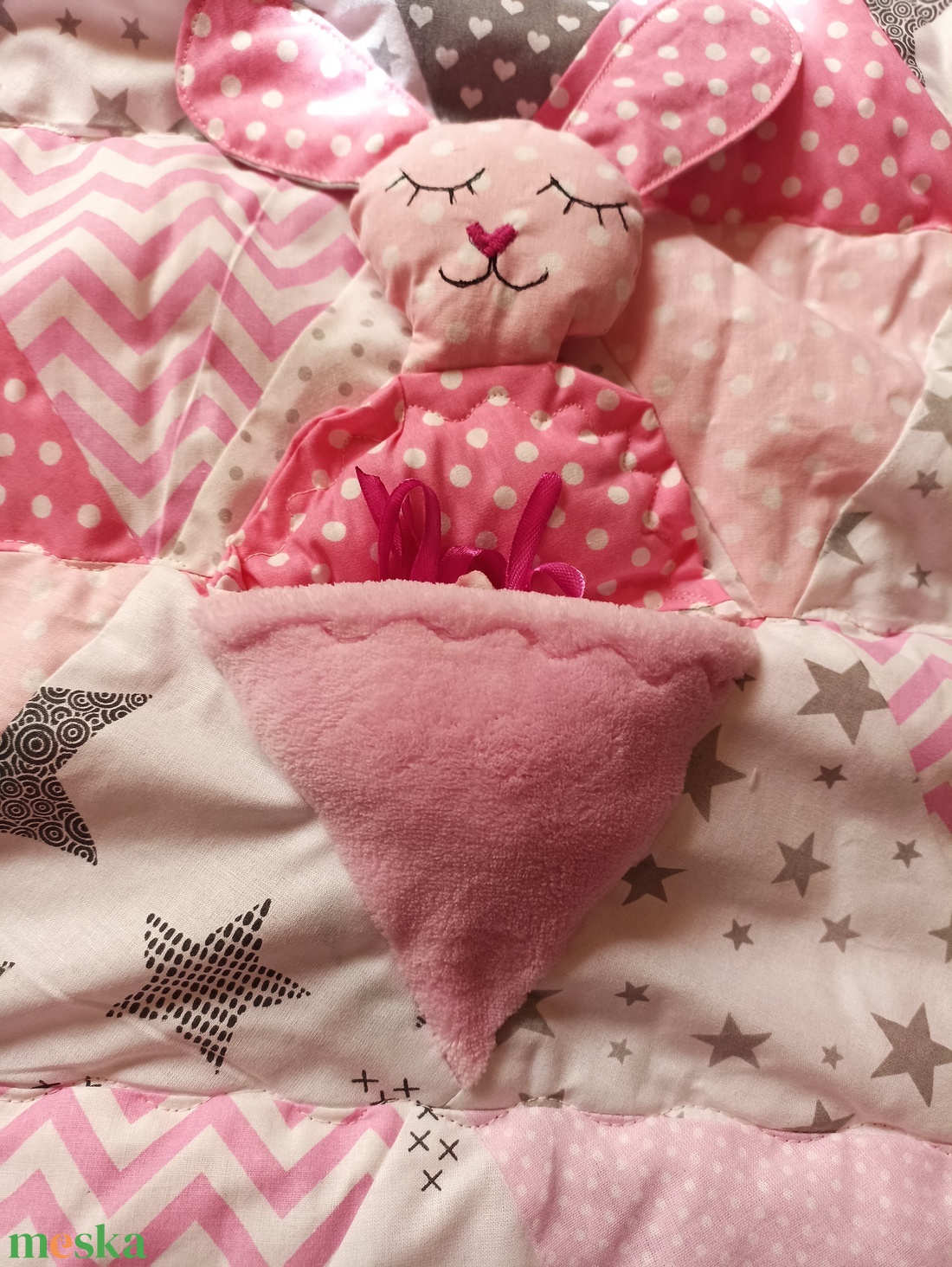 Patchwork babatakaró, kislányos szín kombinációban nyuszis alvós kis állattal - otthon & életmód - babaszoba, gyerekszoba - babatakaró, gyerek pléd - Meska.hu Patchwork babatakaró, kislányos szín kombinációban nyuszis alvós kis állattal - otthon & életmód - babaszoba, gyerekszoba - babatakaró, gyerek pléd - Meska.hu