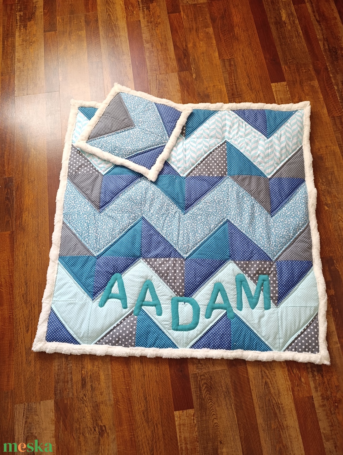 Kék cik-cak mintás Patchwork babatakaró névvel és kis párnával, hátán egyedi személyre szabott ajándékról szóló címkével - baba - mama - baba ágynemű - babatakaró, gyerek pléd - Meska.hu