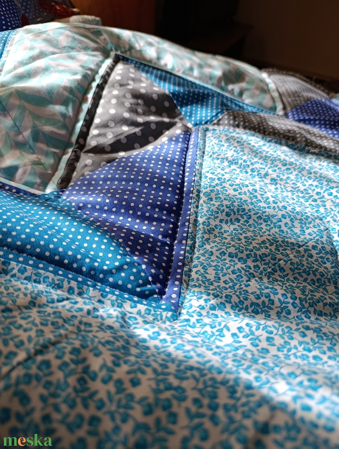 Kék cik-cak mintás Patchwork babatakaró névvel és kis párnával, hátán egyedi személyre szabott ajándékról szóló címkével - baba - mama - baba ágynemű - babatakaró, gyerek pléd - Meska.hu