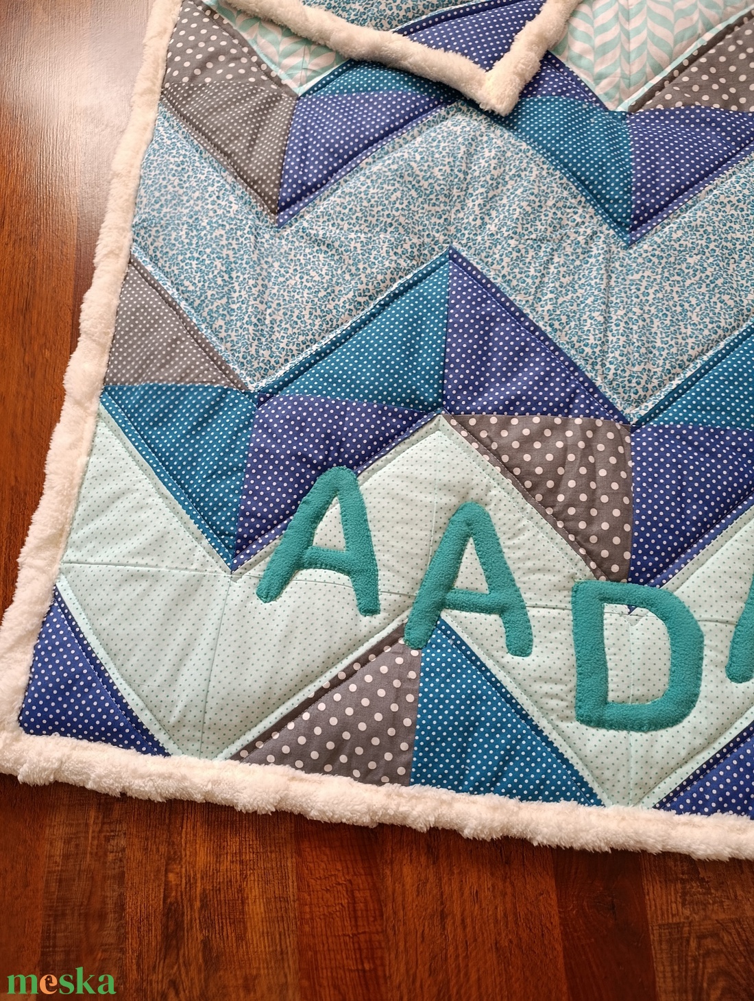 Kék cik-cak mintás Patchwork babatakaró névvel és kis párnával, hátán egyedi személyre szabott ajándékról szóló címkével - baba - mama - baba ágynemű - babatakaró, gyerek pléd - Meska.hu