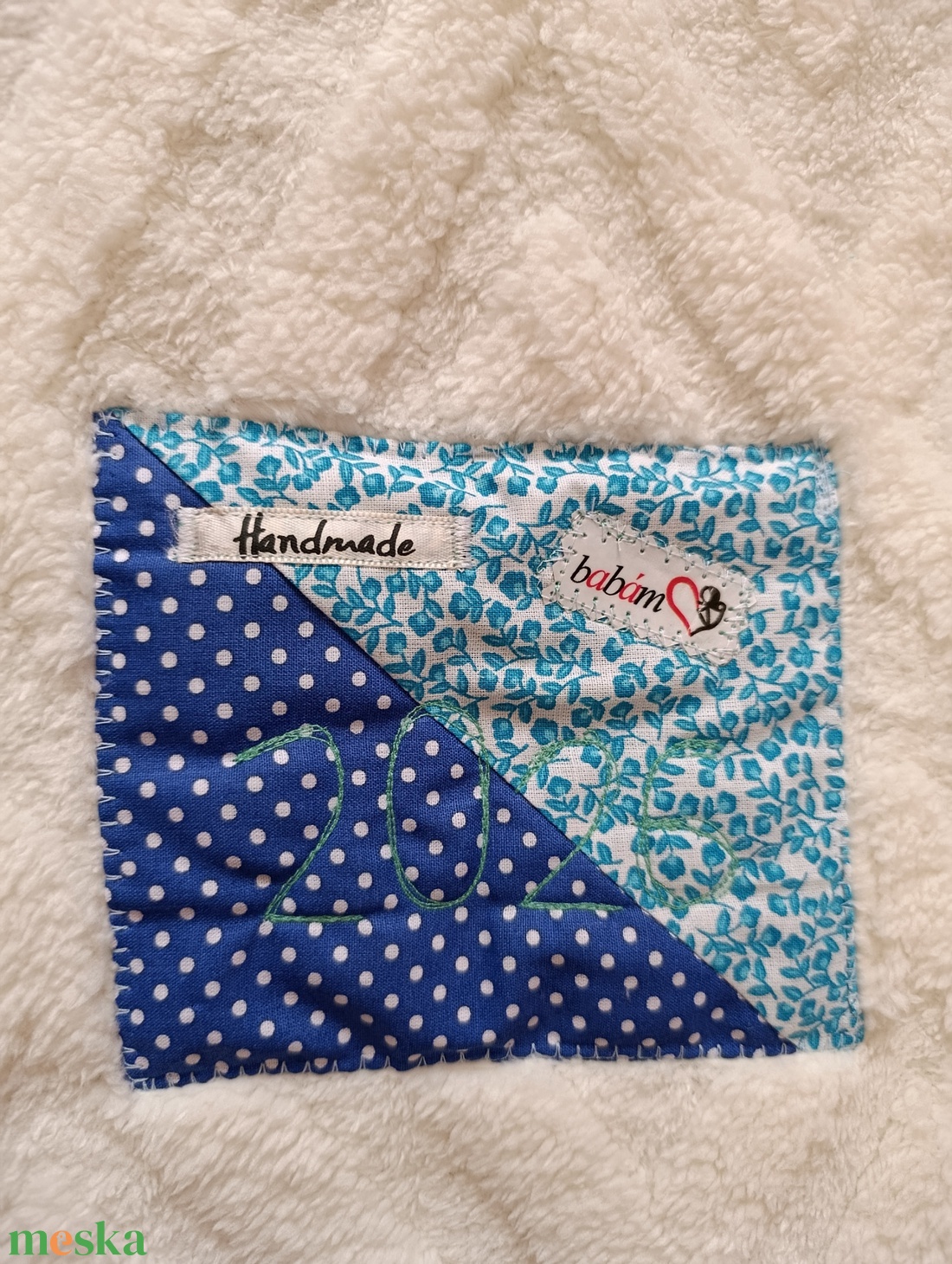 Kék cik-cak mintás Patchwork babatakaró névvel és kis párnával, hátán egyedi személyre szabott ajándékról szóló címkével - baba - mama - baba ágynemű - babatakaró, gyerek pléd - Meska.hu