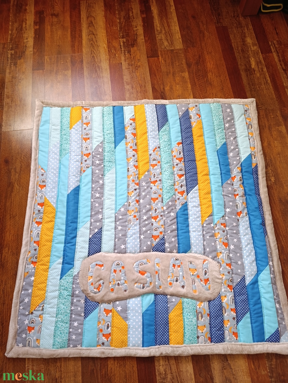 Kék sárga róka   Patchwork babatakaró névvel és kis párnával, hátán egyedi személyre szabott ajándékról szóló címkével - baba - mama - baba ágynemű - babatakaró, gyerek pléd - Meska.hu