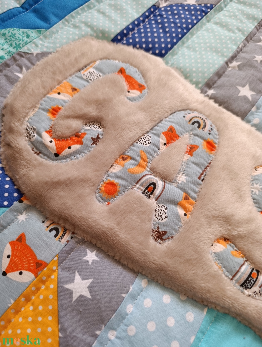 Kék sárga róka   Patchwork babatakaró névvel és kis párnával, hátán egyedi személyre szabott ajándékról szóló címkével - baba - mama - baba ágynemű - babatakaró, gyerek pléd - Meska.hu