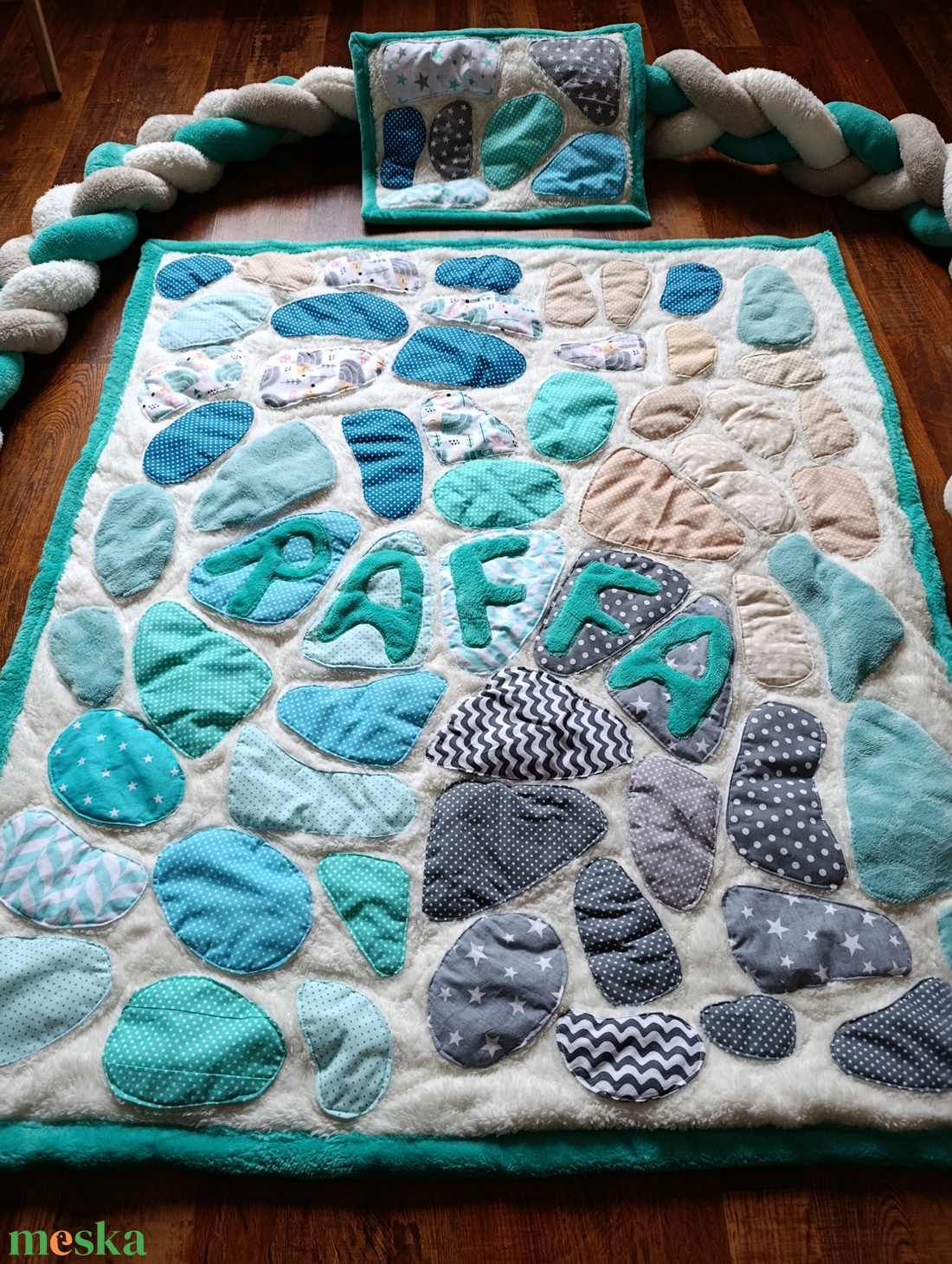Kövek a víz tükrén Patchwork babatakaró névvel és kis párnával, hátán egyedi személyre szabott ajándékról szóló címkével - baba - mama - baba ágynemű - babatakaró, gyerek pléd - Meska.hu