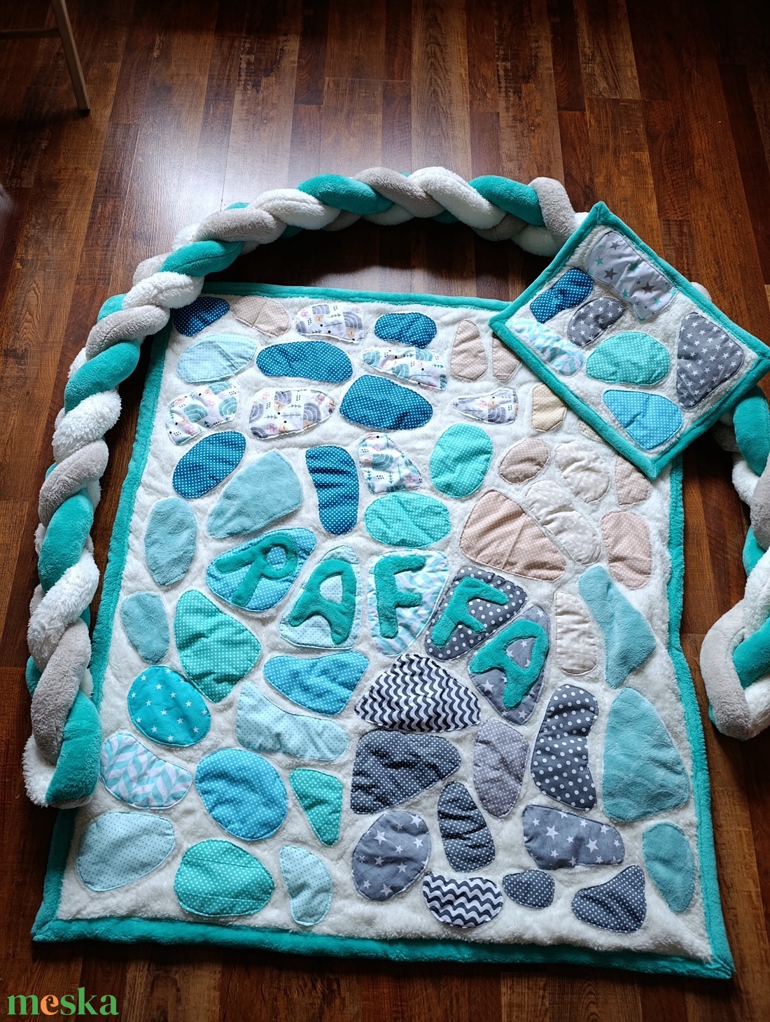 Kövek a víz tükrén Patchwork babatakaró névvel és kis párnával, hátán egyedi személyre szabott ajándékról szóló címkével - baba - mama - baba ágynemű - babatakaró, gyerek pléd - Meska.hu