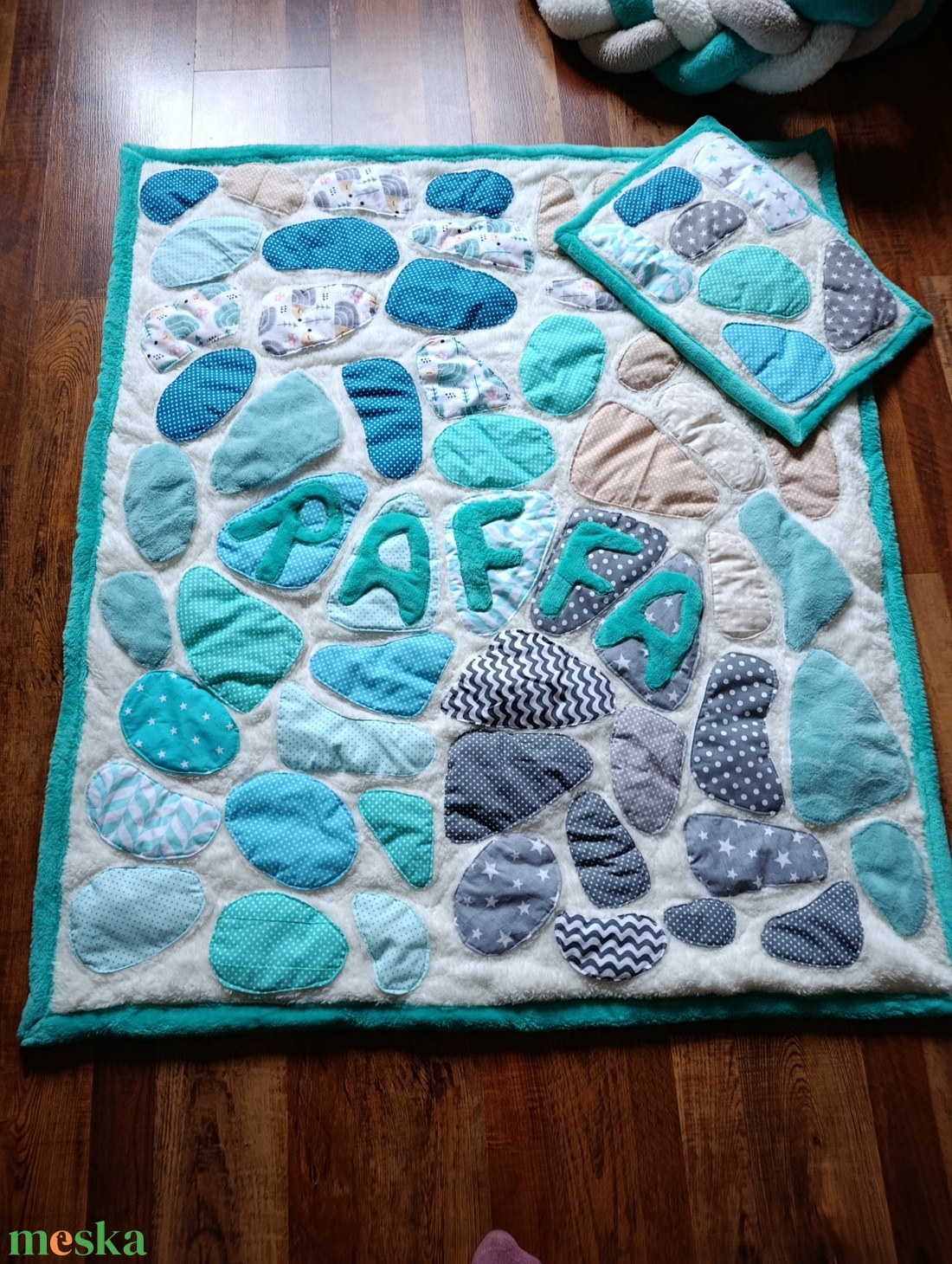 Kövek a víz tükrén Patchwork babatakaró névvel és kis párnával, hátán egyedi személyre szabott ajándékról szóló címkével - baba - mama - baba ágynemű - babatakaró, gyerek pléd - Meska.hu