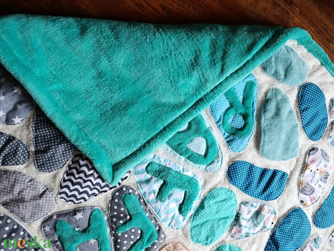 Kövek a víz tükrén Patchwork babatakaró névvel és kis párnával, hátán egyedi személyre szabott ajándékról szóló címkével - baba - mama - baba ágynemű - babatakaró, gyerek pléd - Meska.hu