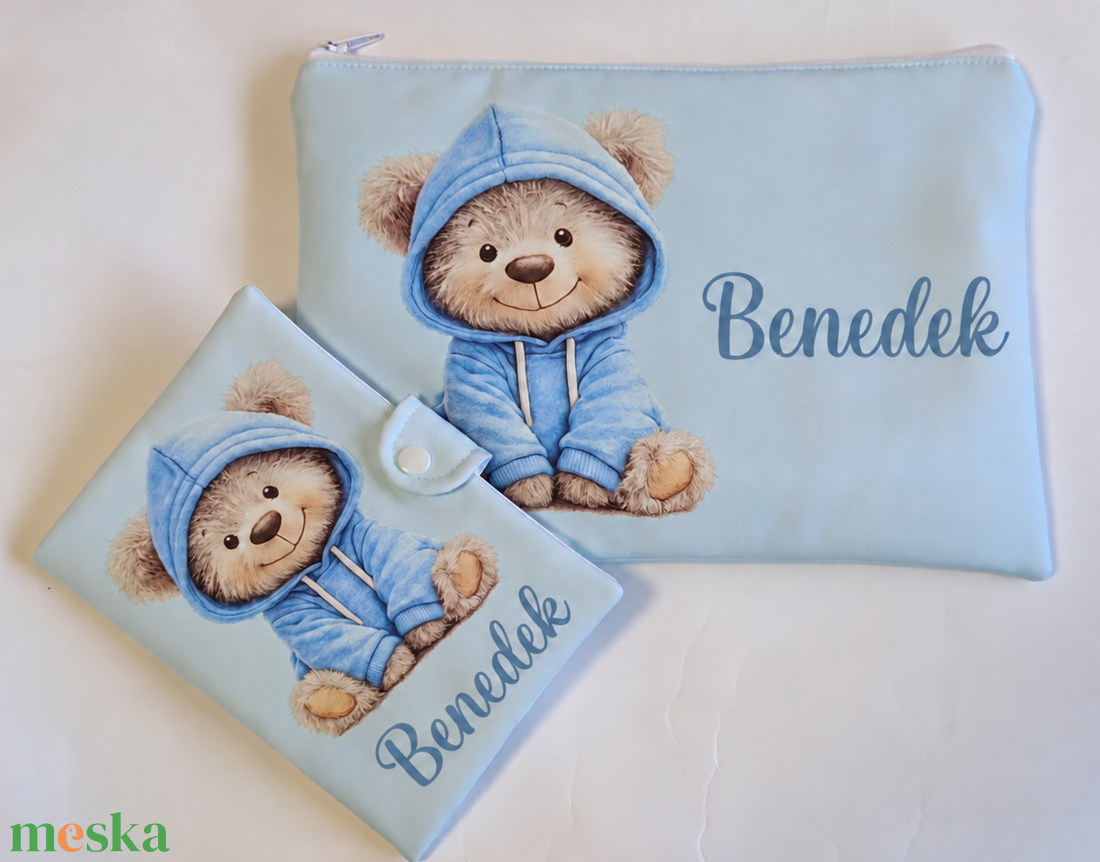 Egészségügyi kiskönyv borító+ pelenkázó nagy neszesszer szett mintával névvel (más mintával is kérhető) - baba - mama - babalátogató ajándékcsomag - Meska.hu