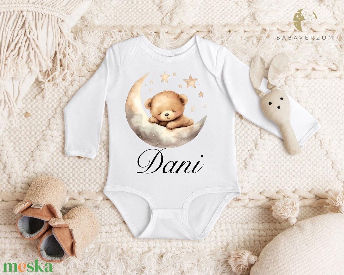 Alvó maci mintás névre szóló body, pihe-puha baba takaróval szettben - ruha & divat - babaruha & gyerekruha - body - Meska.hu Alvó maci mintás névre szóló body, pihe-puha baba takaróval szettben - ruha & divat - babaruha & gyerekruha - body - Meska.hu