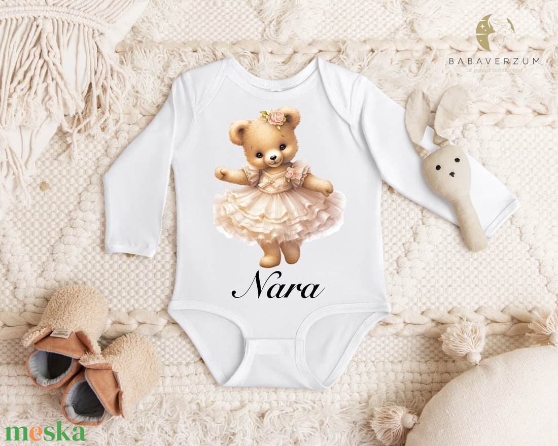 Táncoló maci mintás névre szóló body, pihe-puha baba takaróval szettben - ruha & divat - babaruha & gyerekruha - body - Meska.hu Táncoló maci mintás névre szóló body, pihe-puha baba takaróval szettben - ruha & divat - babaruha & gyerekruha - body - Meska.hu