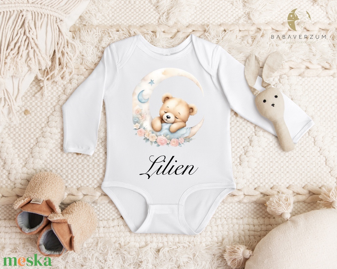 Alvó maci mintás névre szóló body, pihe-puha baba takaróval szettben - ruha & divat - babaruha & gyerekruha - body - Meska.hu Alvó maci mintás névre szóló body, pihe-puha baba takaróval szettben - ruha & divat - babaruha & gyerekruha - body - Meska.hu