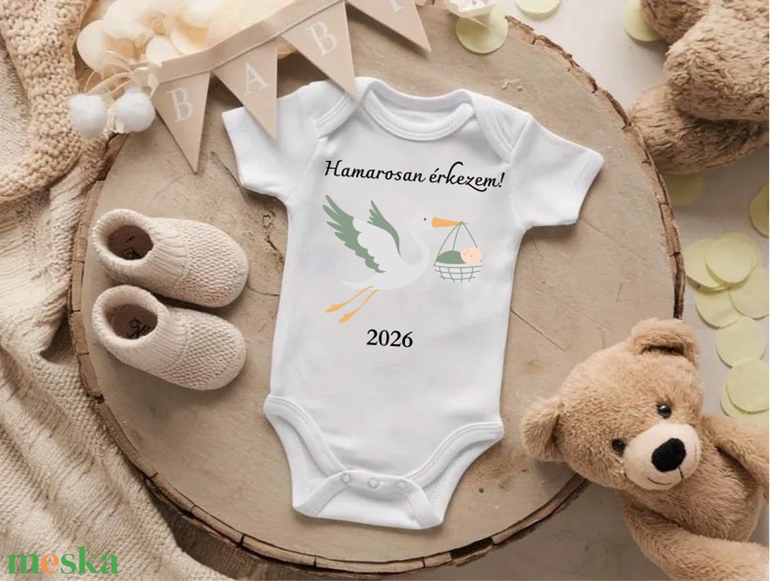 Bababejelentő body gólyás mintával, dátummal - ruha & divat - babaruha & gyerekruha - body - Meska.hu