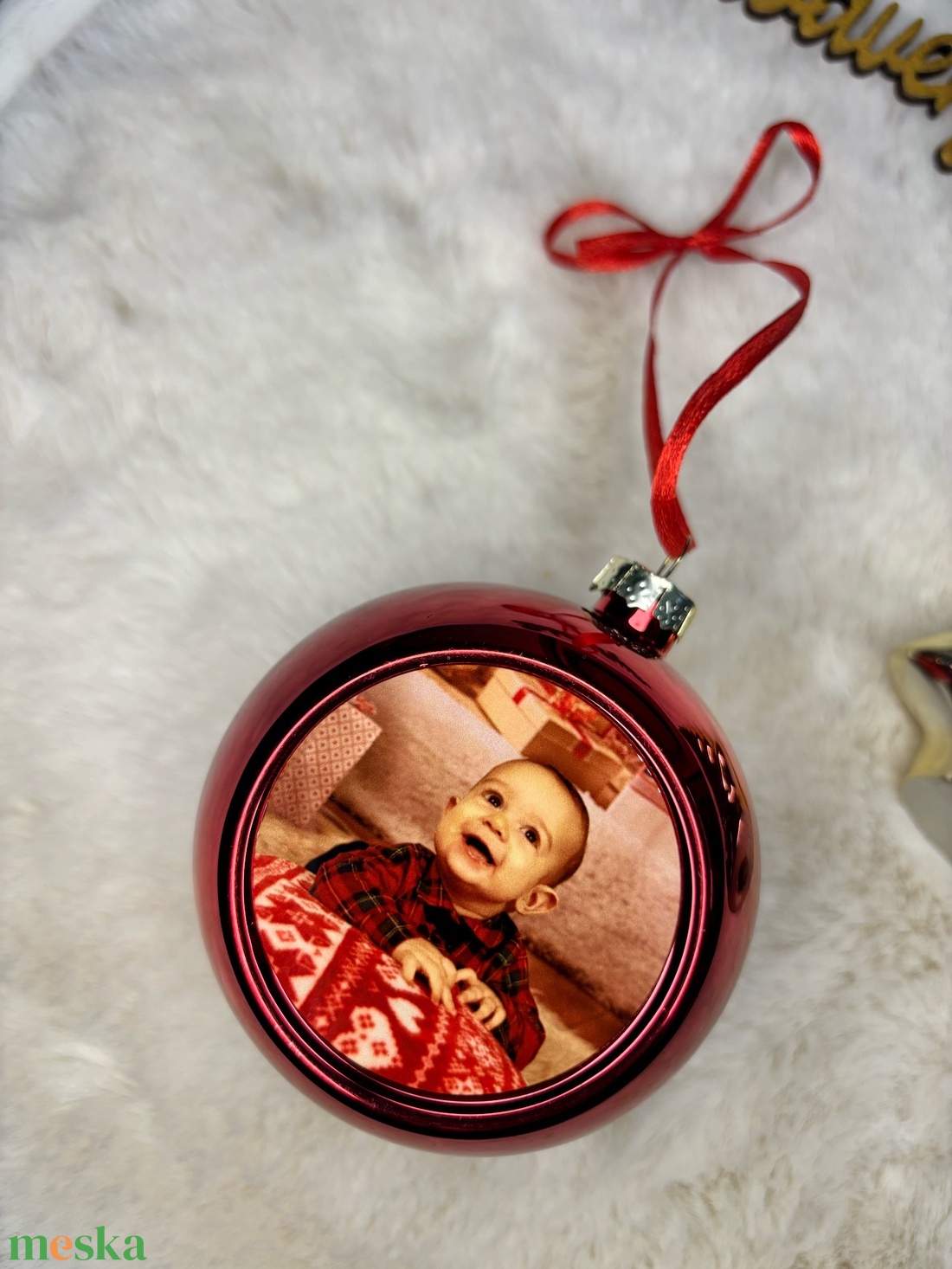 Gömb alakú, fényképes, piros karácsonyfa dísz - karácsony - karácsonyi lakásdekoráció - karácsonyfadíszek - Meska.hu