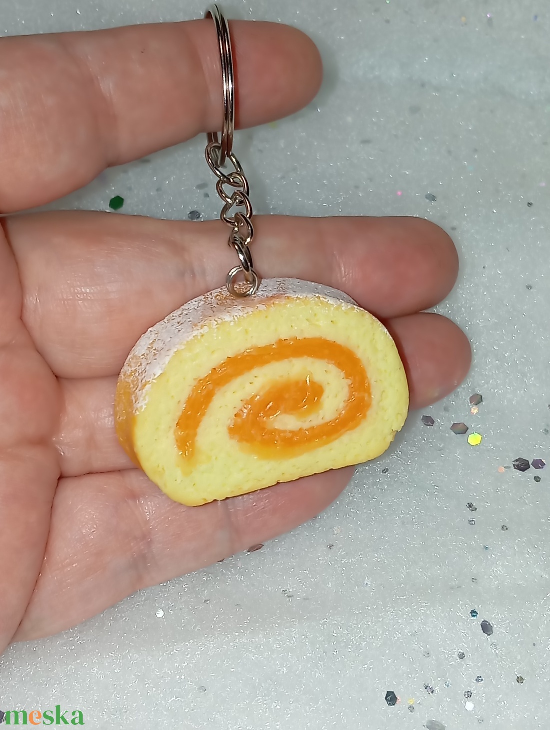 Piskótatekercs kulcstartó  - táska & tok - kulcstartó & táskadísz - kulcstartó - Meska.hu