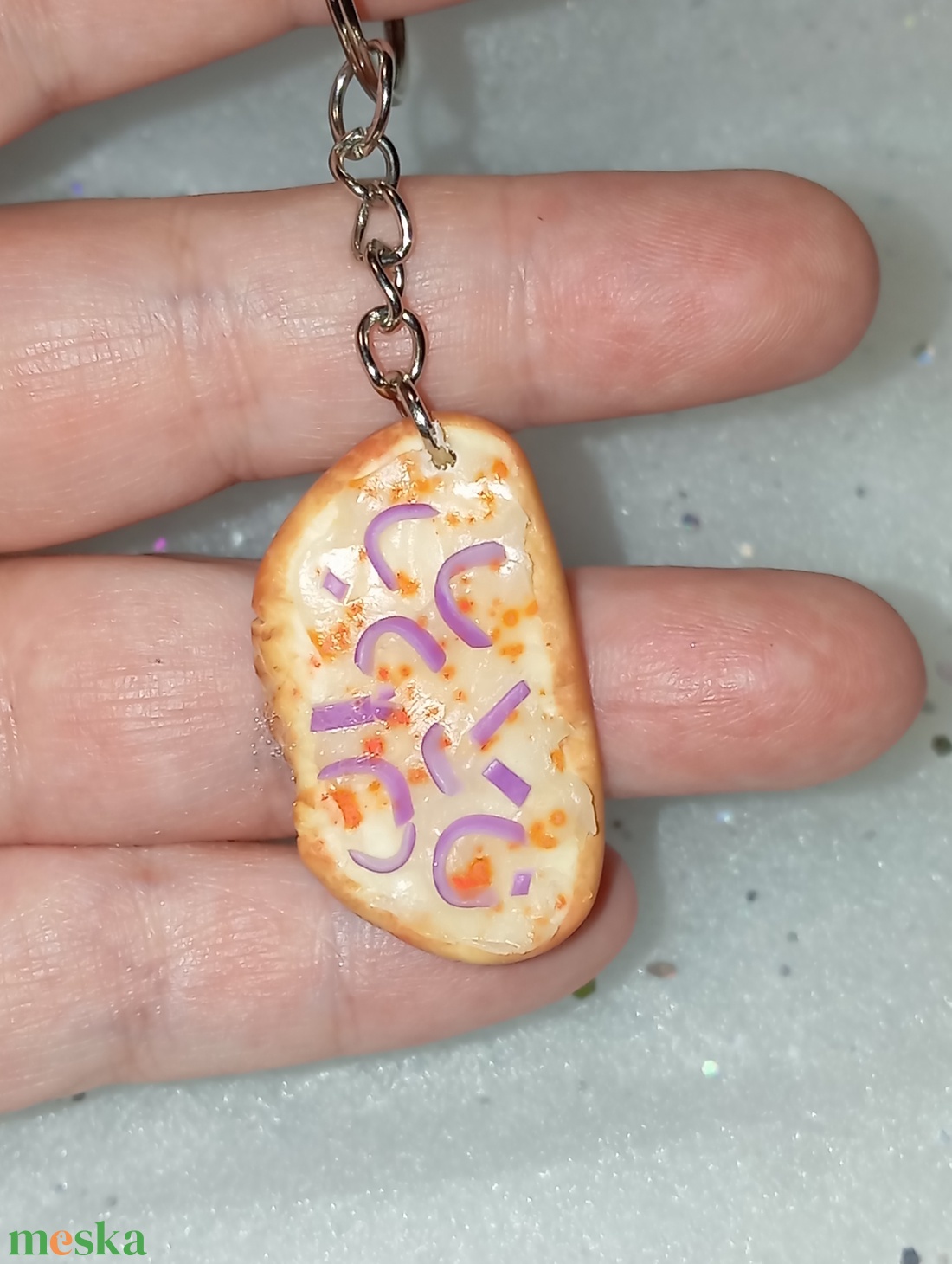 Zsíros kenyér lila hagymával kulcstartó  - táska & tok - kulcstartó & táskadísz - kulcstartó - Meska.hu