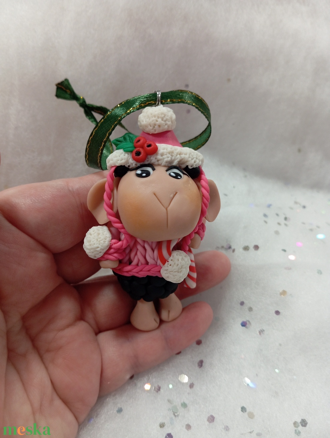 Sapkás fekete bárány  Karácsonyfadísz gyermekbarát karácsonyfa dísz, karácsonyi dekor  - karácsony - karácsonyi lakásdekoráció - karácsonyfadíszek - Meska.hu