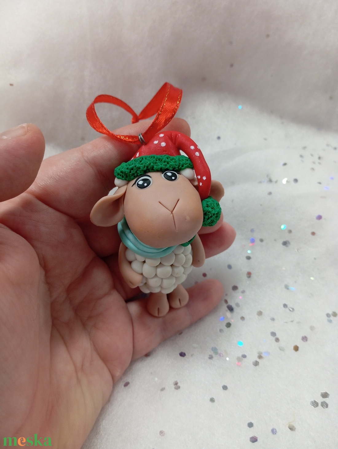 Sapkás fehér bárány  Karácsonyfadísz gyermekbarát karácsonyfa dísz, karácsonyi dekor  - karácsony - karácsonyi lakásdekoráció - karácsonyfadíszek - Meska.hu