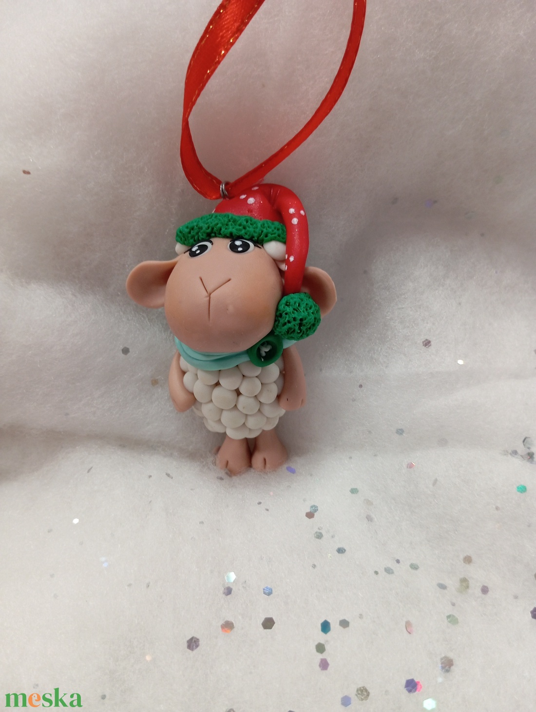 Sapkás fehér bárány  Karácsonyfadísz gyermekbarát karácsonyfa dísz, karácsonyi dekor  - karácsony - karácsonyi lakásdekoráció - karácsonyfadíszek - Meska.hu