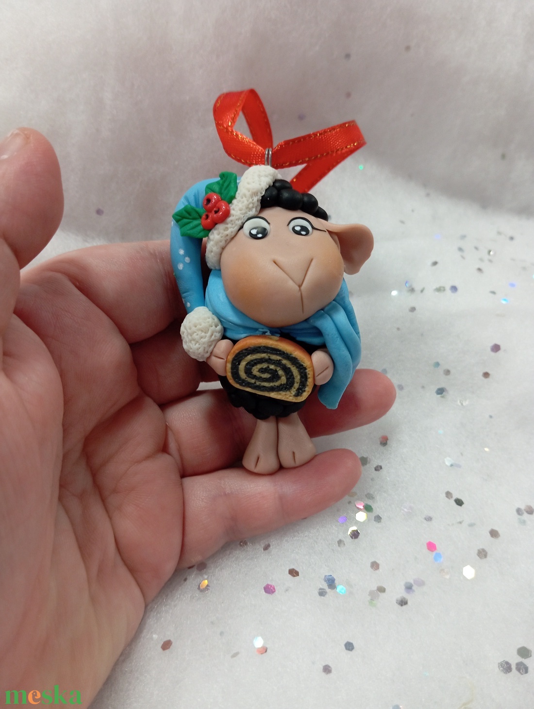 Sapkás bejglis fekete bárány  Karácsonyfadísz gyermekbarát karácsonyfa dísz, karácsonyi dekor  - karácsony - karácsonyi lakásdekoráció - karácsonyfadíszek - Meska.hu