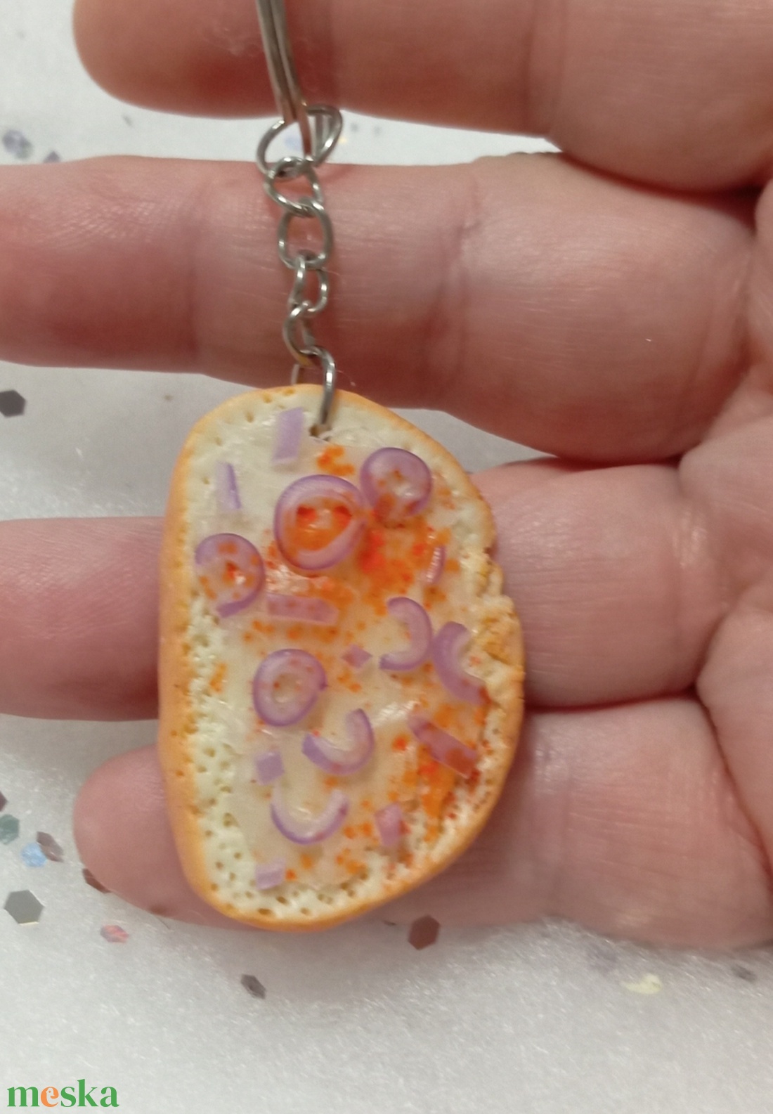 Zsíros kenyér lila hagymával kulcstartó  - táska & tok - kulcstartó & táskadísz - kulcstartó - Meska.hu