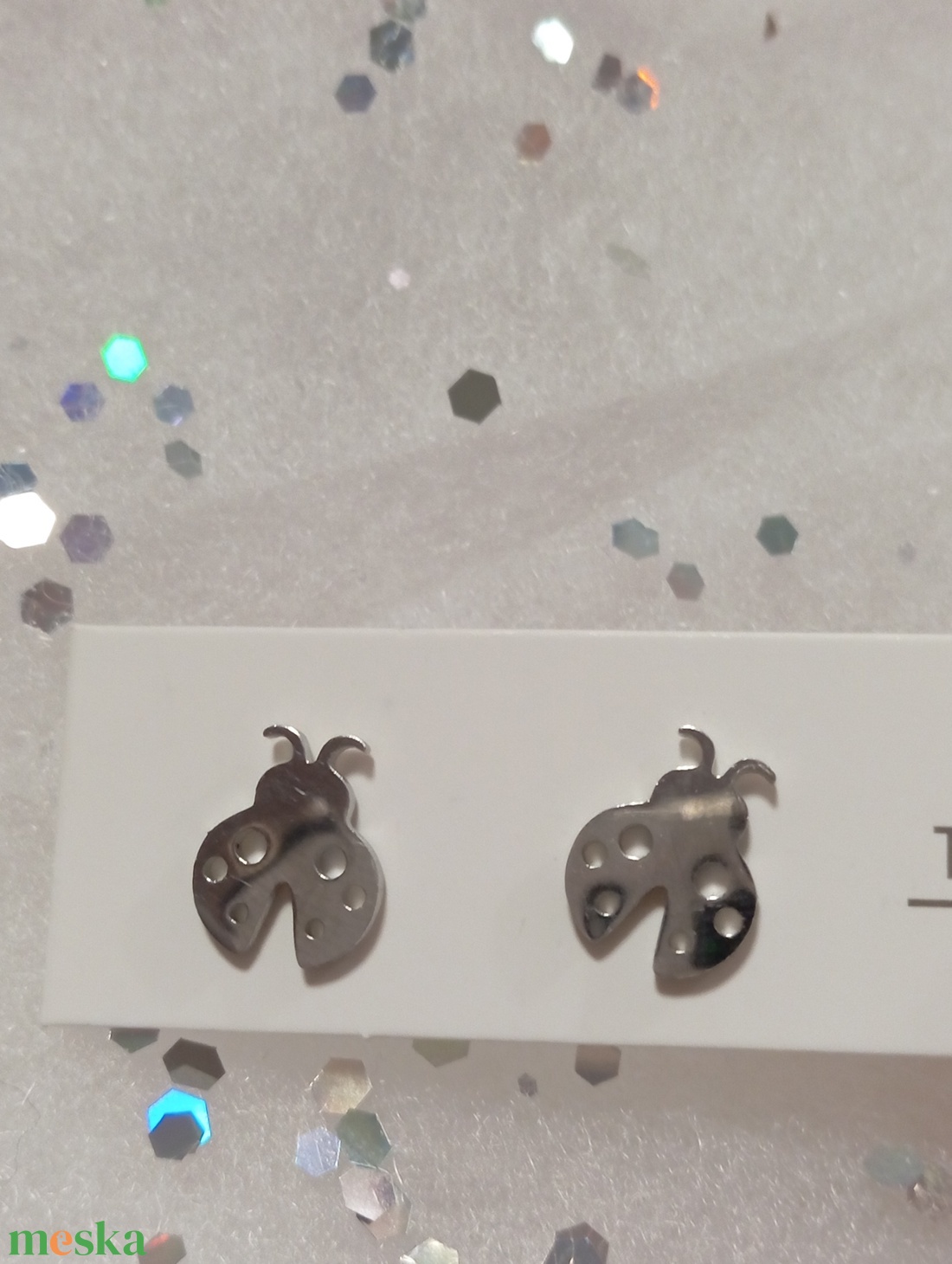 Nemesacél Pici Katica  bedugós fülbevaló kávé bögre  - ékszer - fülbevaló - pötty fülbevaló - Meska.hu