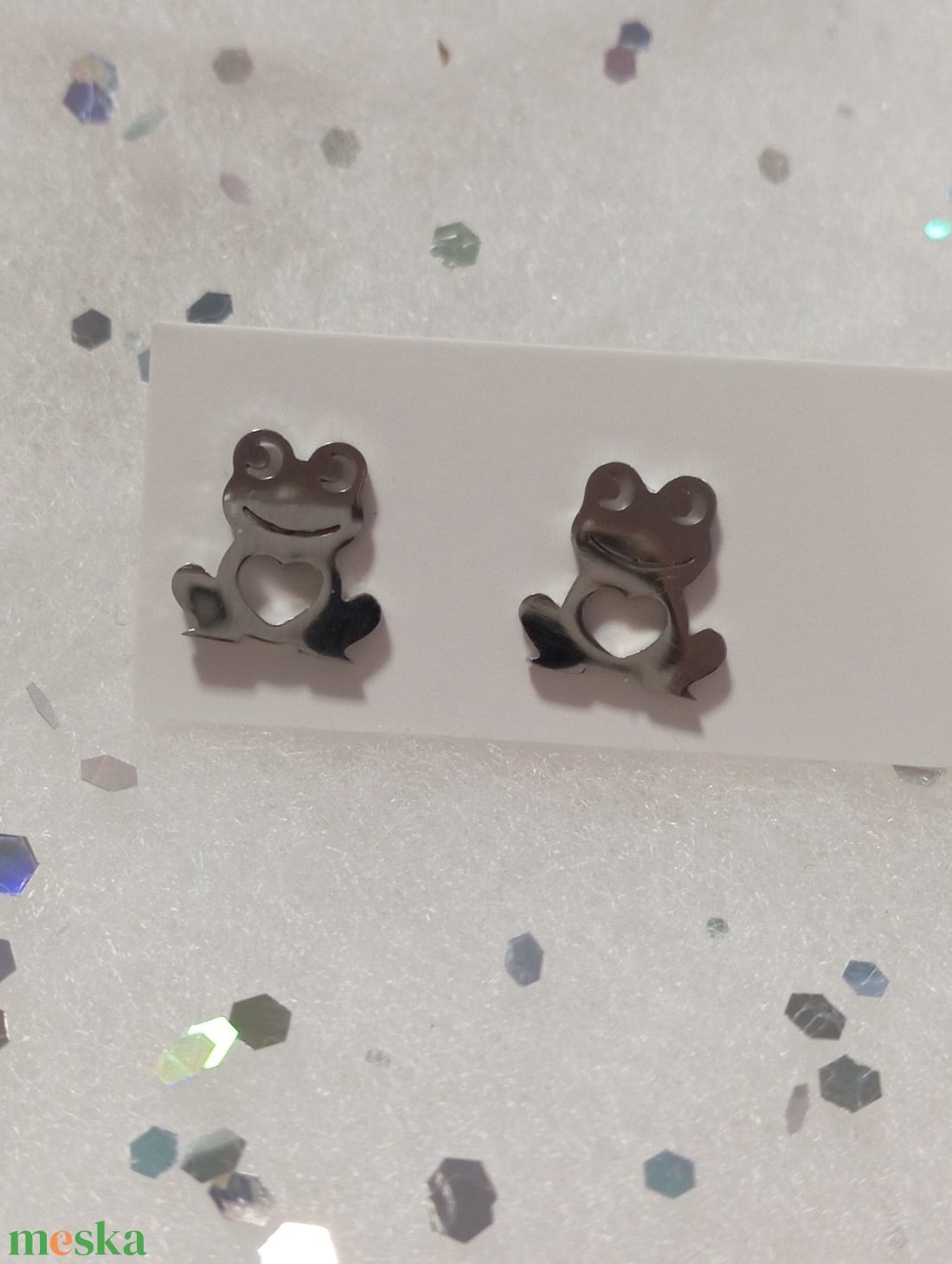 Nemesacél Pici béka  bedugós fülbevaló kávé bögre  - ékszer - fülbevaló - pötty fülbevaló - Meska.hu