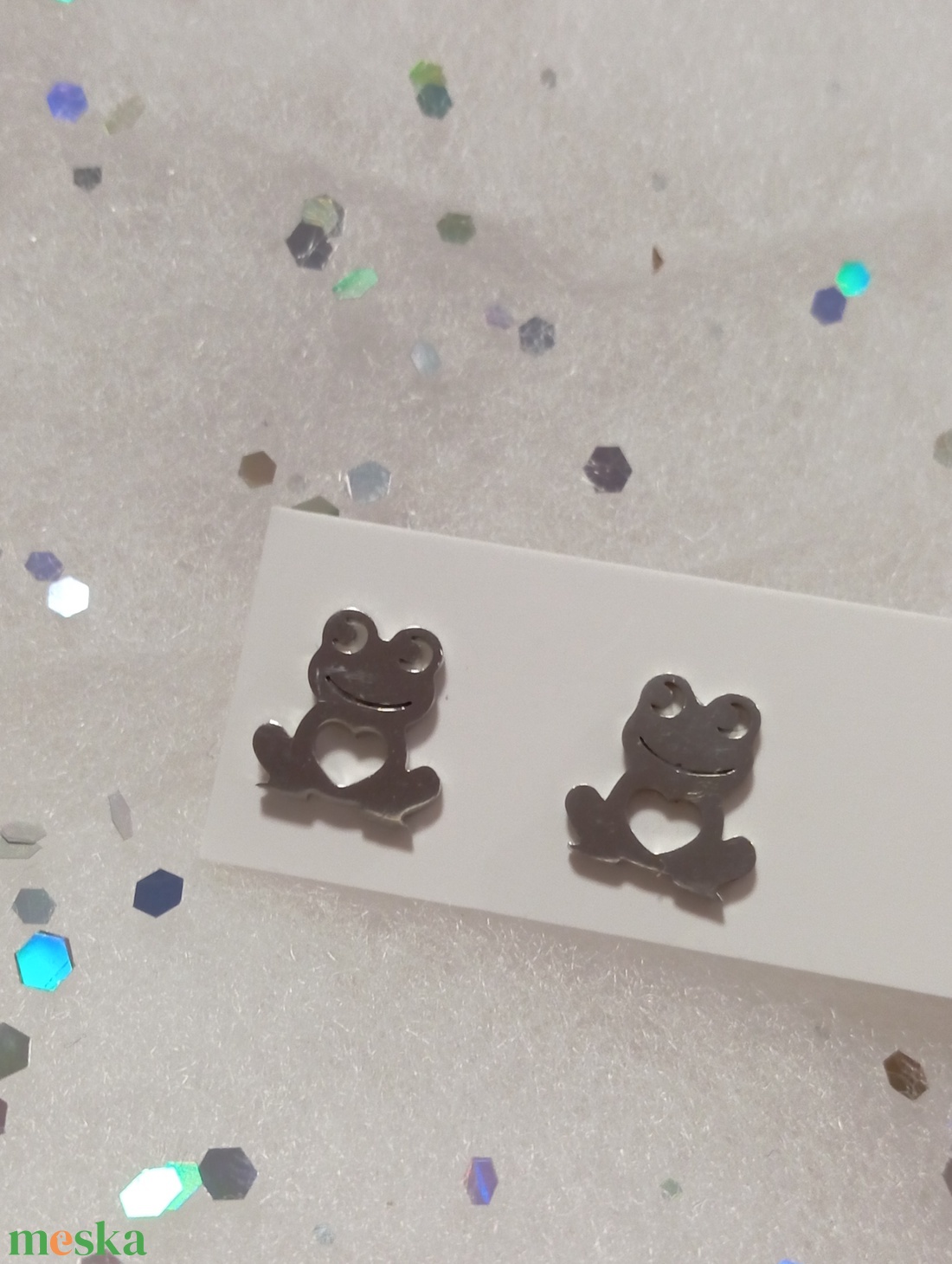 Nemesacél Pici béka  bedugós fülbevaló kávé bögre  - ékszer - fülbevaló - pötty fülbevaló - Meska.hu