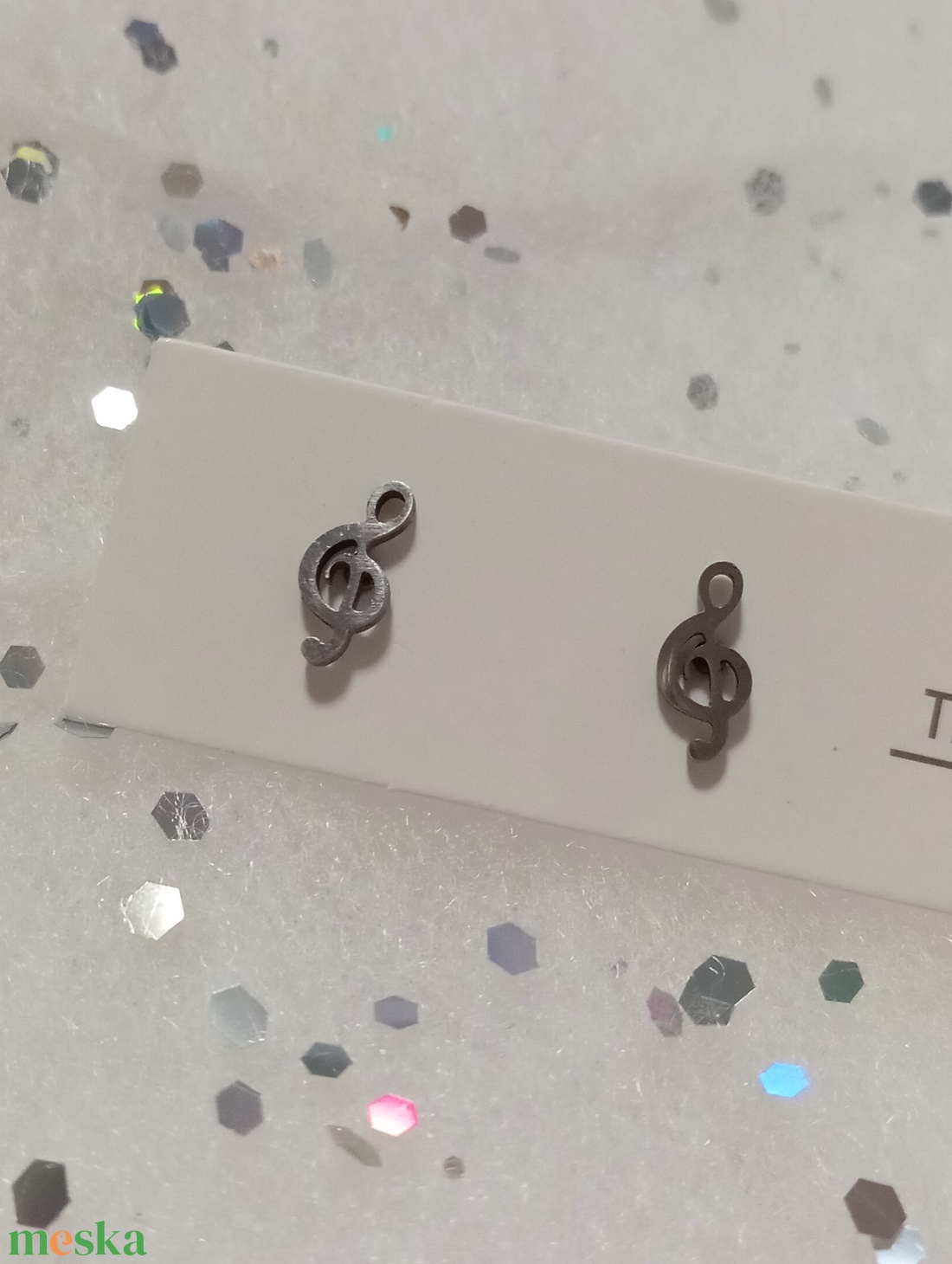 Nemesacél Pici hangjegy violinkulcs  bedugós fülbevaló kávé bögre  - ékszer - fülbevaló - pötty fülbevaló - Meska.hu