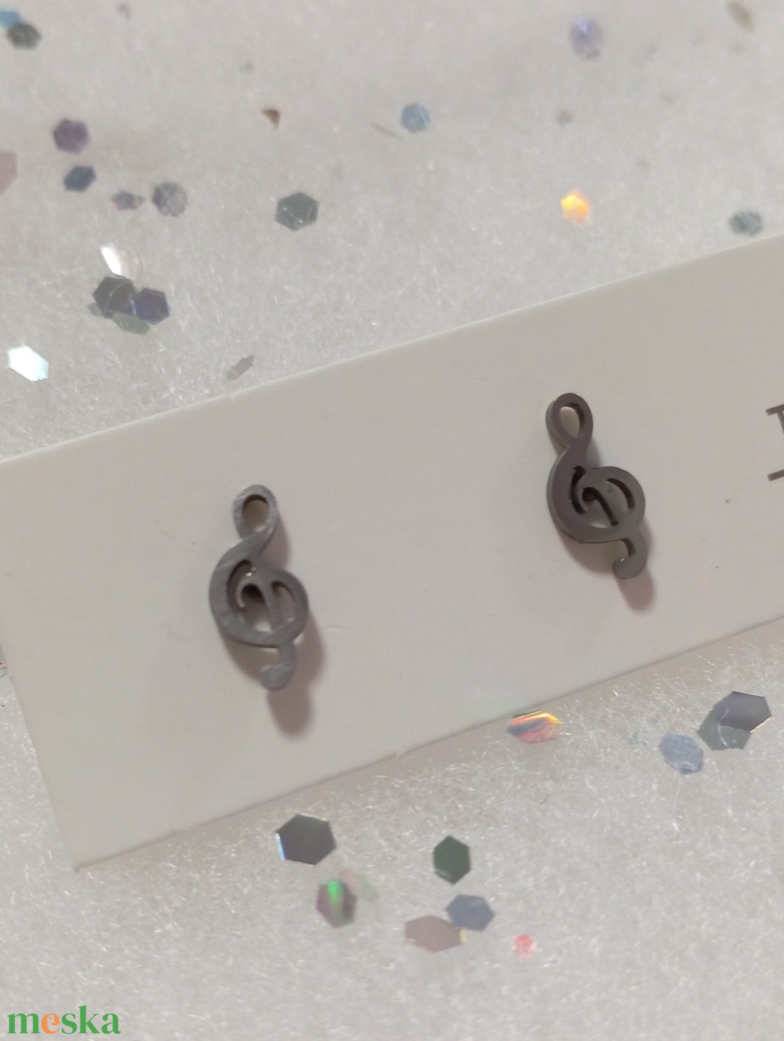 Nemesacél Pici hangjegy violinkulcs  bedugós fülbevaló kávé bögre  - ékszer - fülbevaló - pötty fülbevaló - Meska.hu