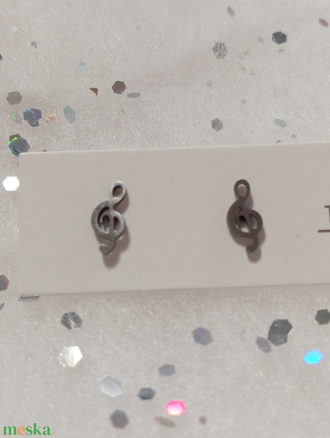 Nemesacél Pici hangjegy violinkulcs  bedugós fülbevaló kávé bögre  - ékszer - fülbevaló - pötty fülbevaló - Meska.hu