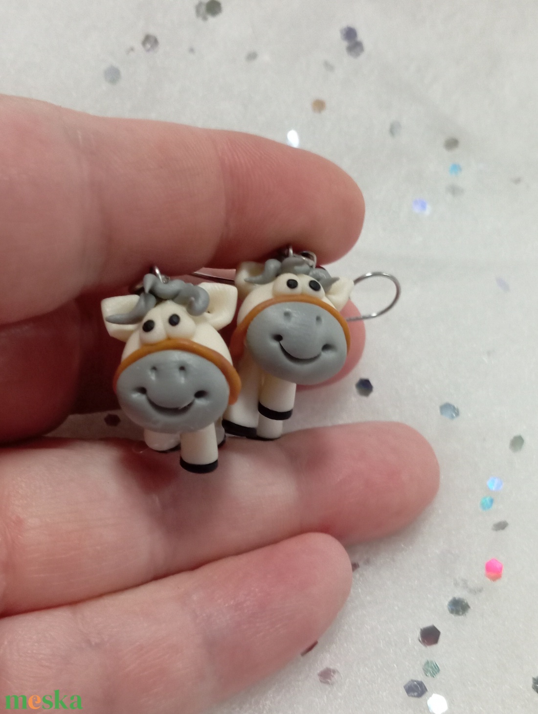 Fehér lovacska fülbevaló  - ékszer - fülbevaló - lógó fülbevaló - Meska.hu