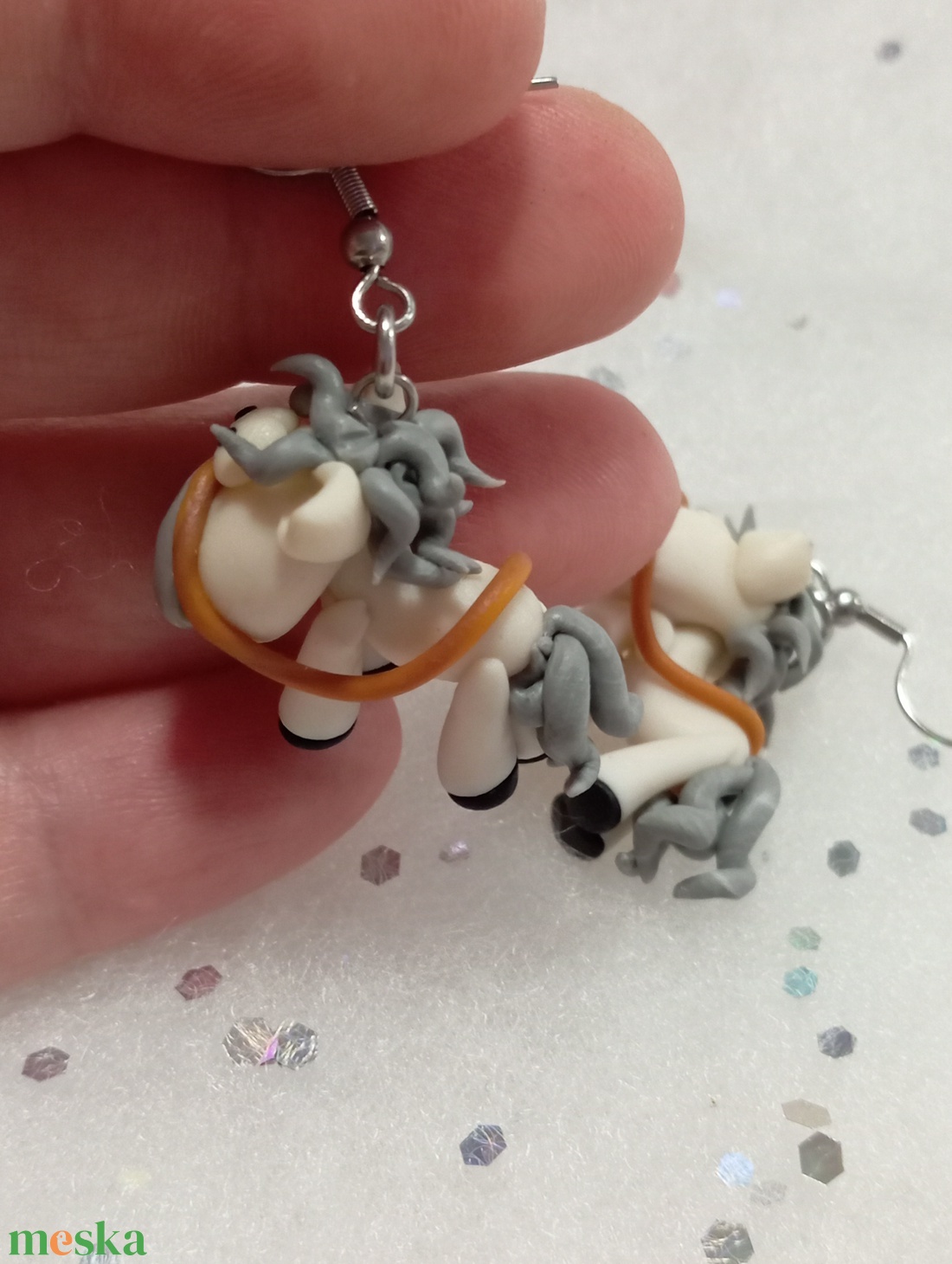 Fehér lovacska fülbevaló  - ékszer - fülbevaló - lógó fülbevaló - Meska.hu