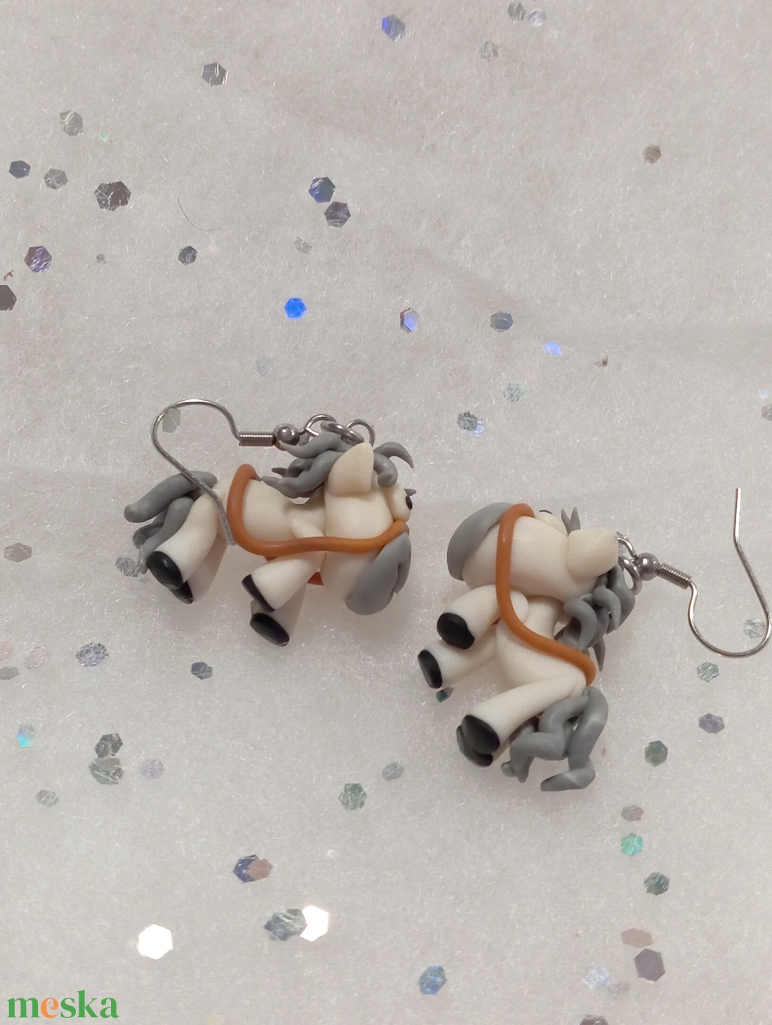 Fehér lovacska fülbevaló  - ékszer - fülbevaló - lógó fülbevaló - Meska.hu