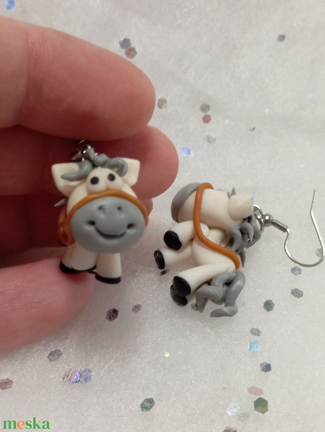 Fehér lovacska fülbevaló  - ékszer - fülbevaló - lógó fülbevaló - Meska.hu