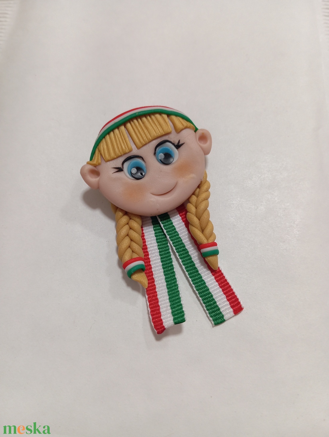 Magyar leányka trikolor kitűző - ékszer - kitűző és bross - Meska.hu