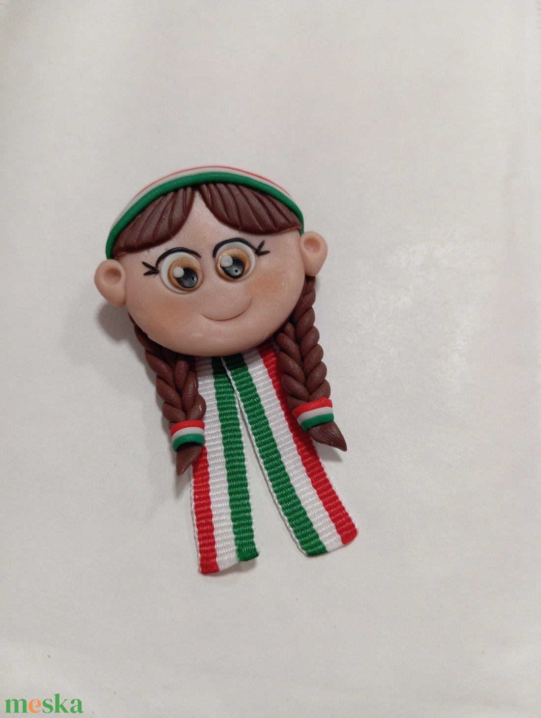 Magyar leányka trikolor kitűző - ékszer - kitűző és bross - Meska.hu