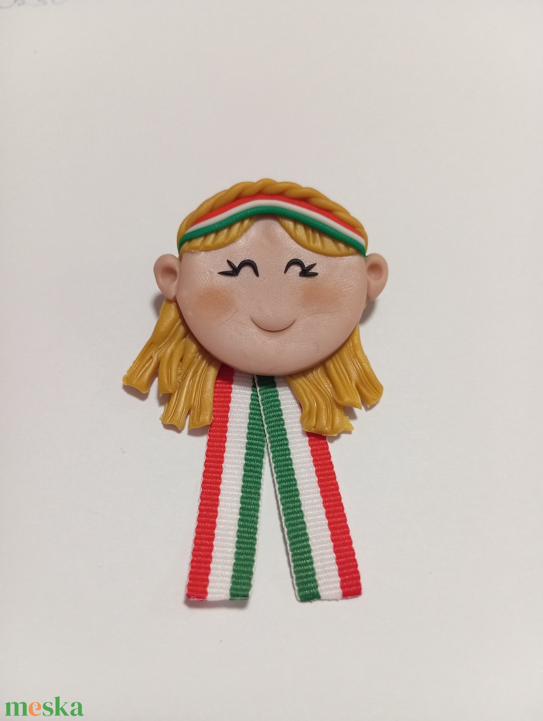 Magyar leányka trikolor kitűző fufrus  - ékszer - kitűző és bross - Meska.hu