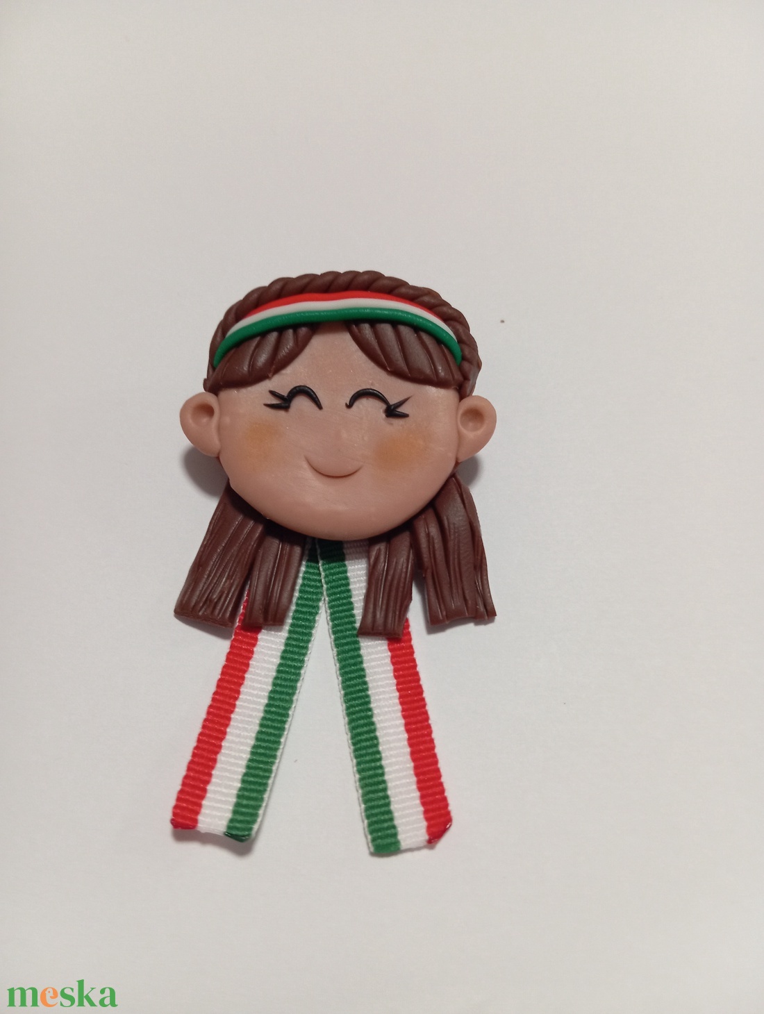 Magyar leányka trikolor kitűző fufrus  - ékszer - kitűző és bross - Meska.hu