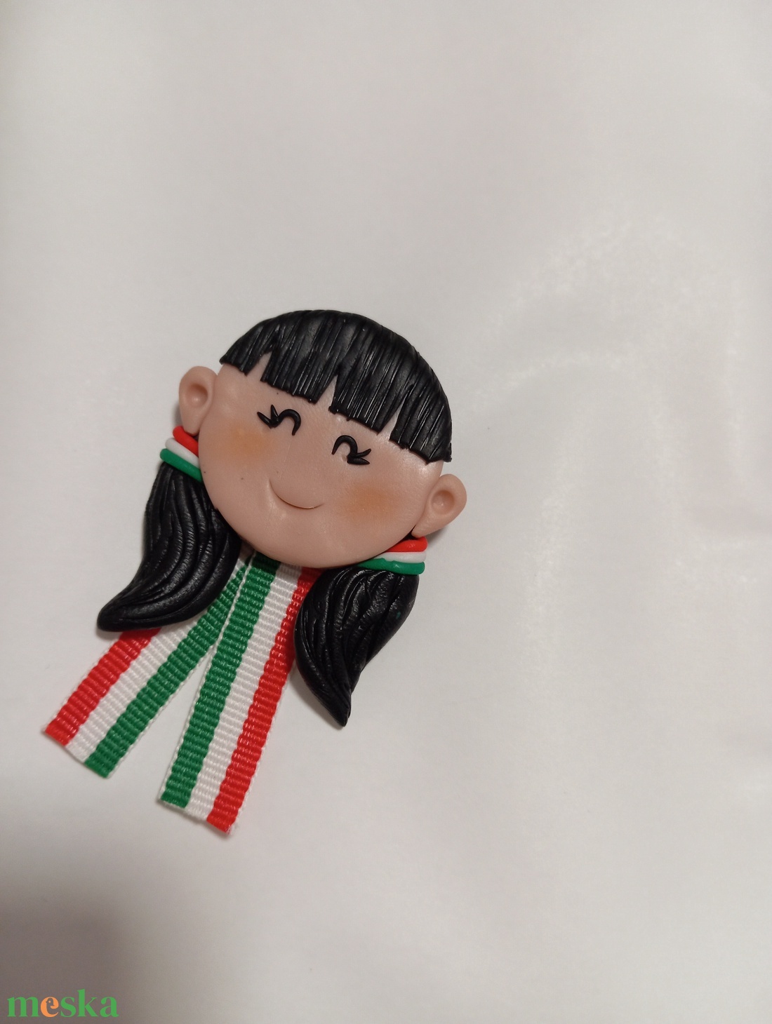 Magyar leányka trikolor kitűző fufrus  - ékszer - kitűző és bross - Meska.hu