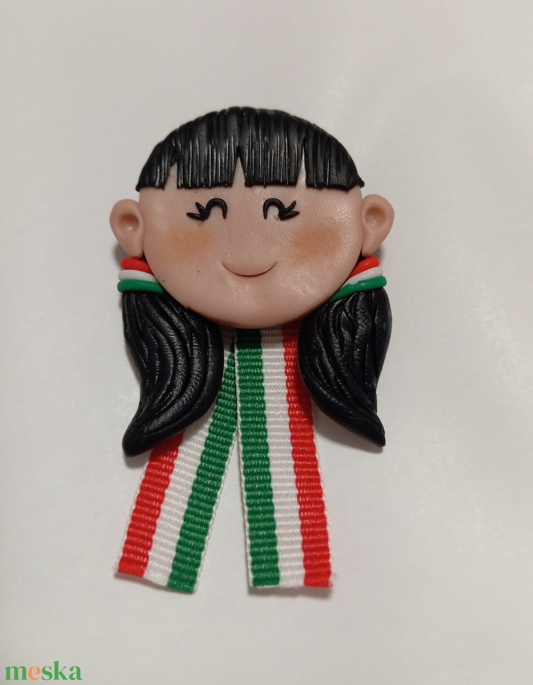 Magyar leányka trikolor kitűző fufrus  - ékszer - kitűző és bross - Meska.hu